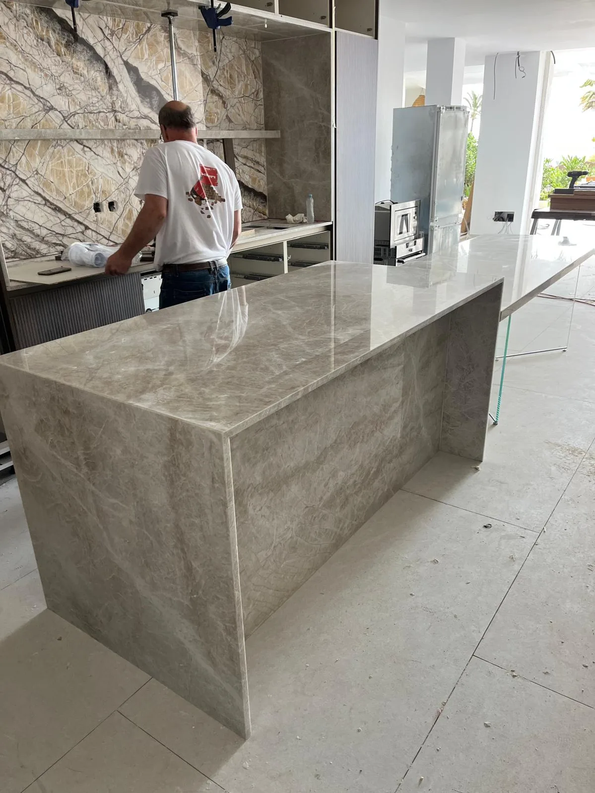 Pose d’un îlot en pierre par l’équipe Surface Stone
