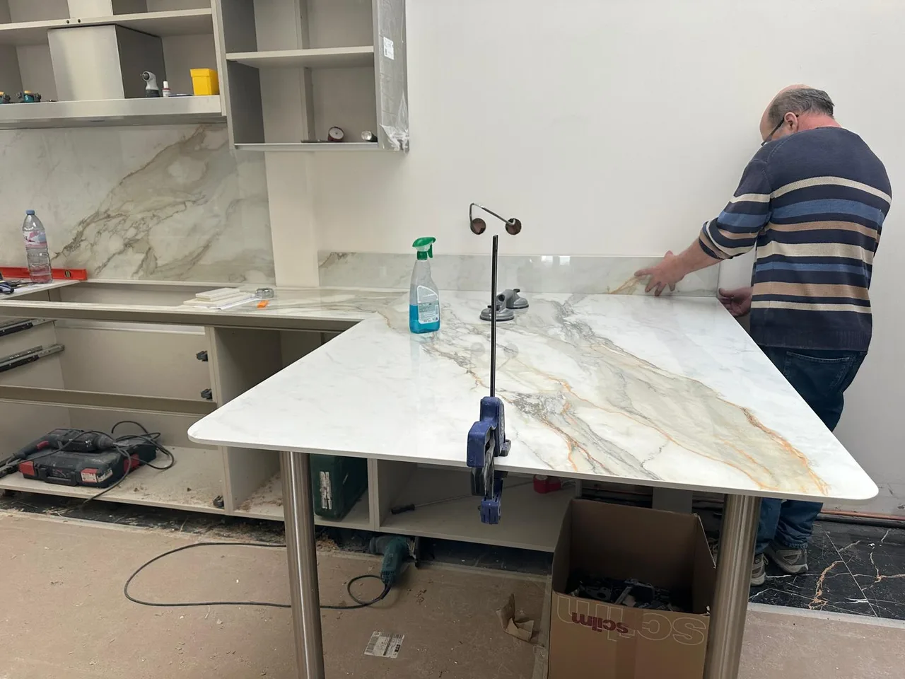 Ajustement d’un plan de travail en pierre par l’équipe Surface Stone